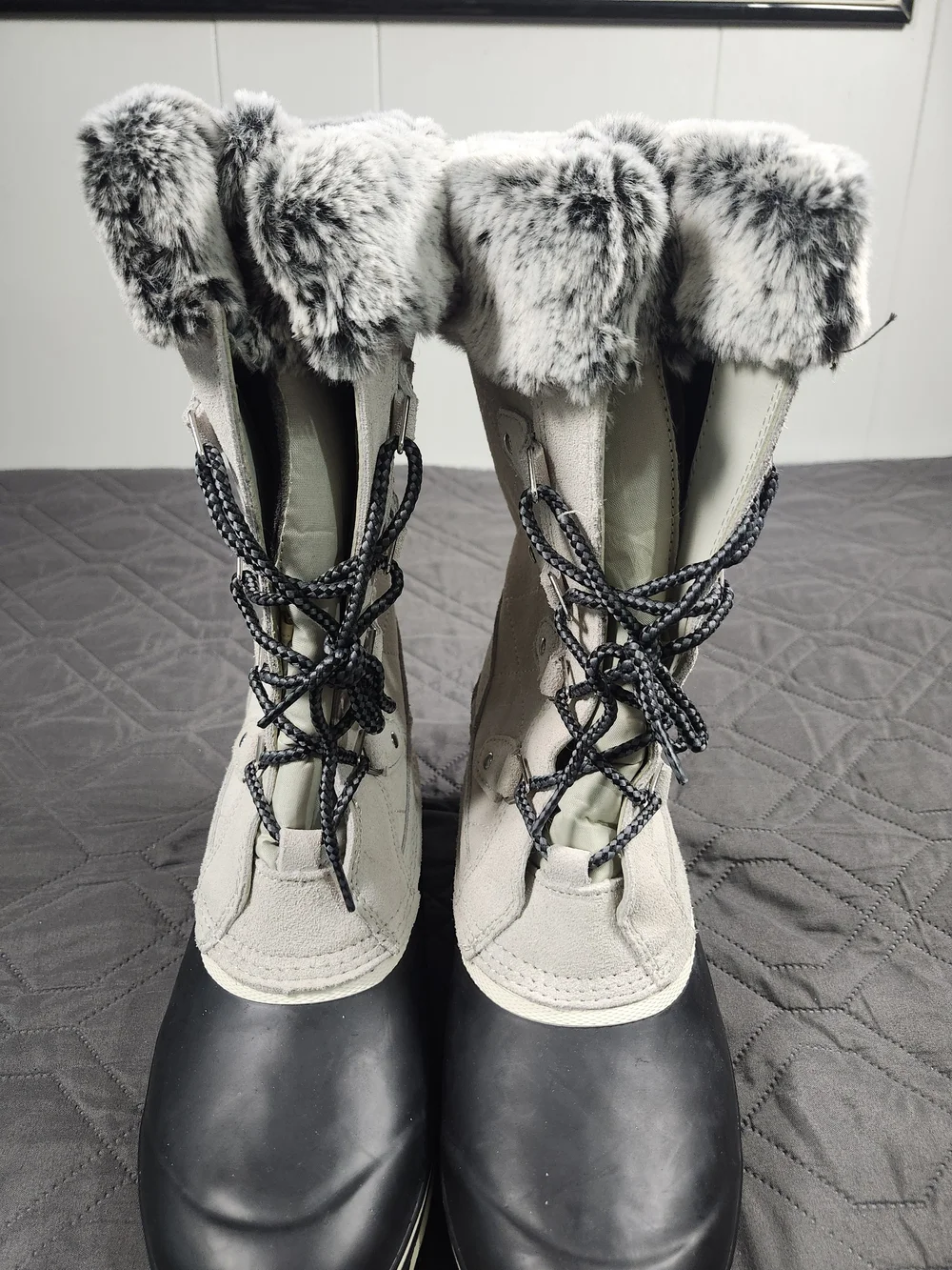 Khombu Emily Women's Winter Snow Boots light gray quilted black rubber shell 9M